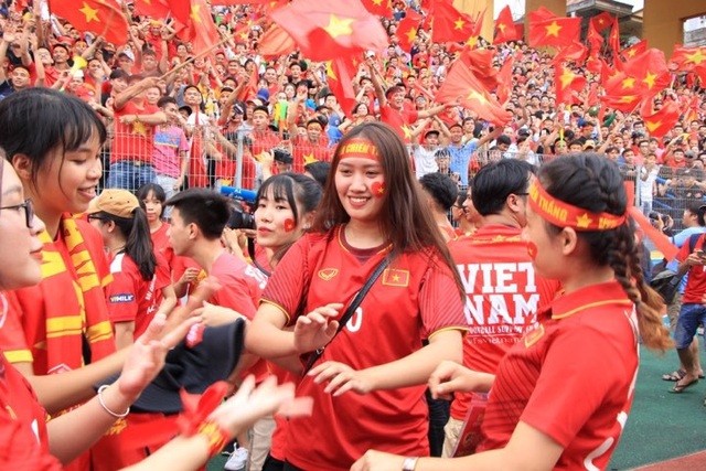 Hàng nghìn cổ động viên 'đốt cháy' không khí SVĐ Hàng Đẫy, cổ vũ Olympic Việt Nam - 12 Hàng nghìn cổ động viên 'đốt cháy' không khí SVĐ Hàng Đẫy, cổ vũ Olympic Việt Nam - 12