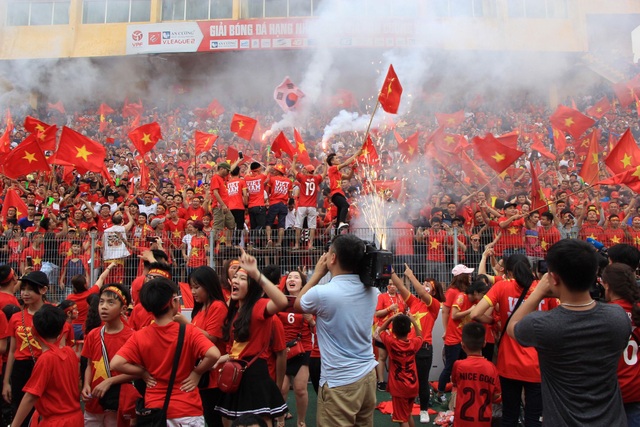 Hàng nghìn cổ động viên 'đốt cháy' không khí SVĐ Hàng Đẫy, cổ vũ Olympic Việt Nam - 13 ... và màn đốt pháo ăn mừng rực rỡ khi các cầu thủ Việt Nam ghi bàn gỡ hoà 1-1.