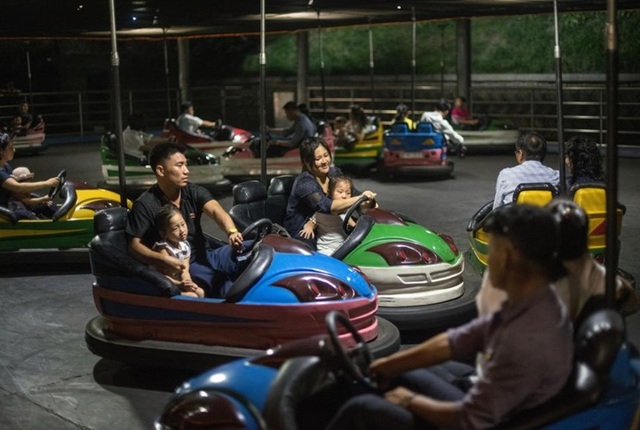 Khoảnh khắc vui chơi trong cuộc sống thường nhật của người Triều Tiên - 3 Nhiều gia đình trẻ đưa con đi chơi trong công viên thiếu nhi Kaeson.