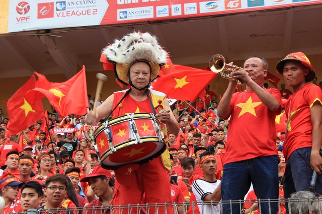 Hàng nghìn cổ động viên 'đốt cháy' không khí SVĐ Hàng Đẫy, cổ vũ Olympic Việt Nam - 8 Cả các cổ động viên cao tuổi...