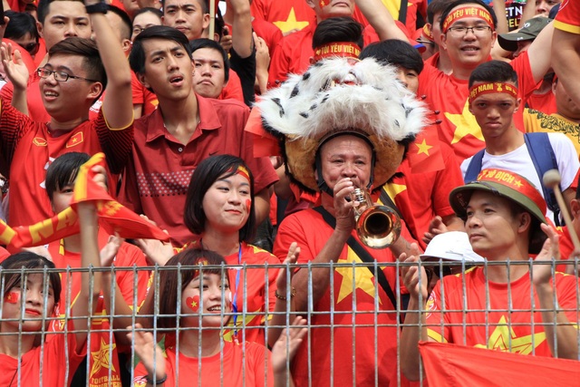 Hàng nghìn cổ động viên 'đốt cháy' không khí SVĐ Hàng Đẫy, cổ vũ Olympic Việt Nam - 7 Hàng nghìn cổ động viên 'đốt cháy' không khí SVĐ Hàng Đẫy, cổ vũ Olympic Việt Nam - 7
