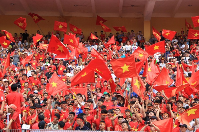 Hàng nghìn cổ động viên 'đốt cháy' không khí SVĐ Hàng Đẫy, cổ vũ Olympic Việt Nam - 10 Hàng nghìn cổ động viên 'đốt cháy' không khí SVĐ Hàng Đẫy, cổ vũ Olympic Việt Nam - 10