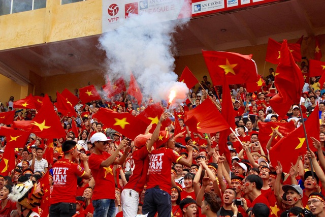 Hàng nghìn cổ động viên 'đốt cháy' không khí SVĐ Hàng Đẫy, cổ vũ Olympic Việt Nam - 11 Hàng nghìn cổ động viên 'đốt cháy' không khí SVĐ Hàng Đẫy, cổ vũ Olympic Việt Nam - 11