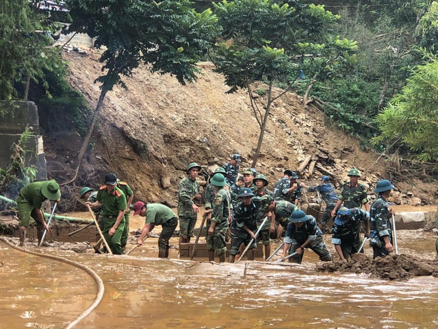 Bộ trưởng Phùng Xuân Nhạ thăm trường Nà Ớt – Sơn La bị lũ tràn qua - 1
Bộ đội và Công an huyện Mai Sơn đang dọn dẹp bùn đất tại sân trường Phổ thông Dân tộc bán trú THCS Nà Ớt, huyện Mai Sơn, tỉnh Sơn La (ngày 1/9)
