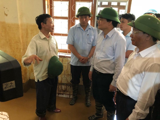 Bộ trưởng Phùng Xuân Nhạ thăm trường Nà Ớt – Sơn La bị lũ tràn qua - 2
Báo cáo với Bộ trưởng, thầy Nguyễn Trung Huấn – Hiệu trưởng nhà trường cho biết, tại Trường PTDTBT Nà Ớt mưa lũ đã làm vỡ kè chắn đất, cuốn trôi hầu hết đồ dùng nấu ăn trong bếp ăn bán trú, hầu như toàn bộ trang thiết bị, sách vở, tài liệu bị nước cuốn trôi, bị hỏng, mất 1,4 tấn gạo được cấp cho học sinh trong năm học mới, bùn đất tràn vào lớp học, tràn vào sân trường dày khoảng 70 cm rất khó thu dọn.
