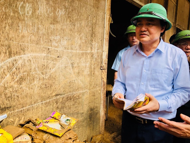 Bộ trưởng Phùng Xuân Nhạ: "Ngành giáo dục còn nhiều khó khăn, thách thức trong năm học mới" - 1
Bộ trưởng Phùng Xuân Nhạ thăm Trường Phổ thông dân tộc bán trú THCS Nà Ớt bị lũ tràn qua trước Lễ khai giảng năm học mới
