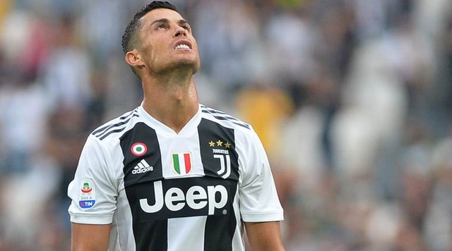 10 bản hợp đồng đắt giá nhất trong kỳ chuyển nhượng mùa Hè 2018 - 2
Juventus đã tạo nên “bom tấn” khủng khiếp nhất mùa Hè 2018 khi vung 112 triệu euro để chiêu mộ “siêu sao” C.Ronaldo từ Real Madrid. Dù CR7 đã bước sang tuổi 33 nhưng sức hút của cầu thủ này vẫn là rất lớn. Anh đã mang về nguồn thu lớn cho Lão bà về lĩnh vực kinh doanh. Tuy nhiên, cầu thủ này vẫn chưa chứng minh được mình sau 2 trận ở Juventus trước Chievo và Lazio.