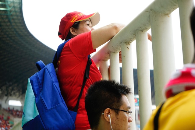 Nuối tiếc sau thất bại - 7 Khi thấy các cầu thủ tiến về khán đài chào khán giả, cô Phan Huyền Thu, đến từ Đà Nẵng đã hét vang: Cố lên các con, còn nhiều cơ hội lắm!