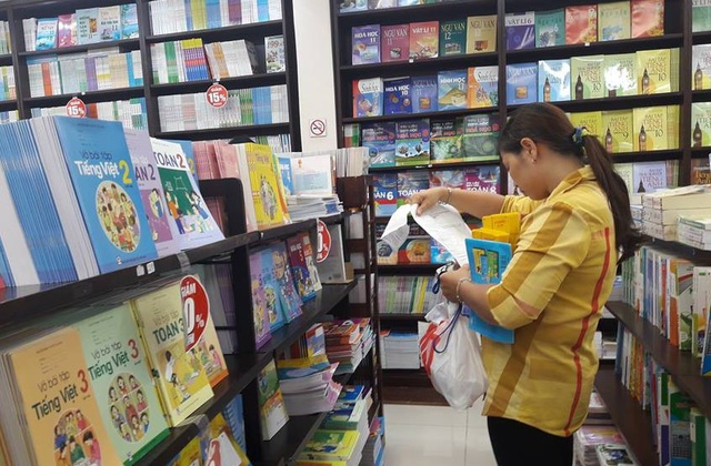 Phụ huynh mệt mỏi vì đến bìa bọc sách cũng đồng phục - 1 Phụ huynh tìm mua sách và đồ dùng học tập theo yêu cầu từ phía giáo viên, nhà trường