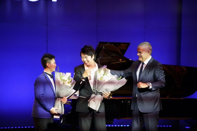 “Thần đồng piano” Lang Lang “gây thương nhớ” trên sân khấu Nhà hát lớn - 4 Lang Lang và cậu học trò 12 tuổi (ngoài cùng bên trái) đã đem đến một màn kết hợp tuyệt vời.