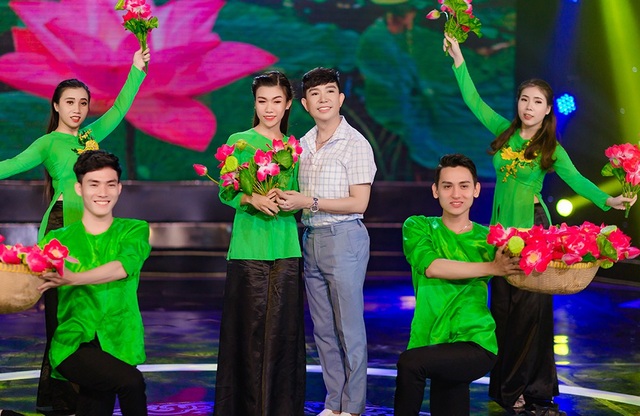 Long Nhật làm liveshow tiền tỉ về Gò Công xưa - 3 Con gái nuôi Trúc Chi bolero song ca cùng Long Nhật, cả hai đã thể hiện được âm hưởng những câu hò, điệu lý đậm đà bản sắc văn hóa phương nam bên cạnh nền nhạc quen thuộc.