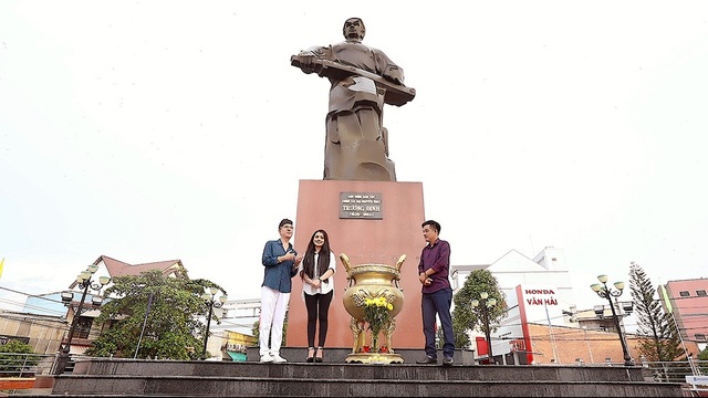Long Nhật làm liveshow tiền tỉ về Gò Công xưa - 2 Trước đó, Long Nhật còn về vùng đất Gò Công hôm nay để thăm và thực hiện các thước phim tư liệu, gửi vào trong từng tác phẩm trên sân khấu.