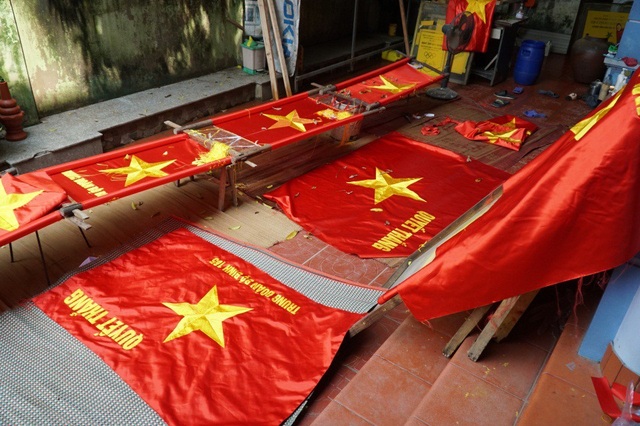 Những bàn tay tài hoa giữ nghề thêu cờ Tổ quốc - 10
Những lá cờ đỏ sao vàng sắp được hoàn thiện.