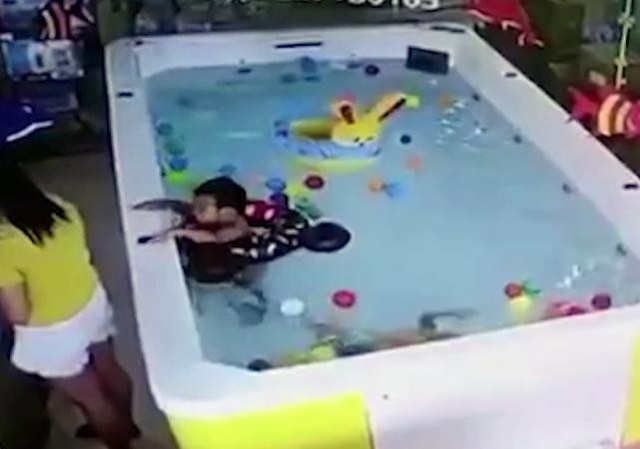 Mải nhắn tin, mẹ để con gái đuối nước trong bể bơi mừng sinh nhật 1 tuổi - 4 Bé trai cố gắng báo cho người mẹ nhưng bị gạt đi