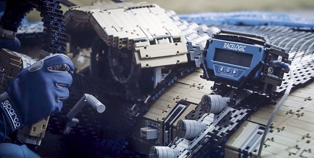 Siêu xe Bugatti Chiron ráp bằng LEGO có thể lăn bánh như xe thật - 10
Đồng hồ đo tốc độ ở bên trong xe