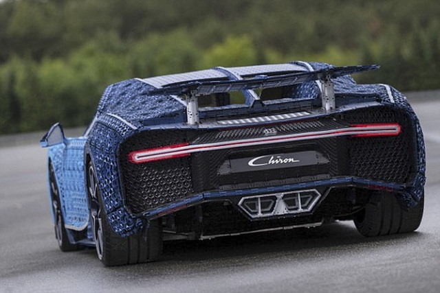 Siêu xe Bugatti Chiron ráp bằng LEGO có thể lăn bánh như xe thật - 11 Phần cánh gió ở phía sau cũng có thể hoạt động được như trên xe thật