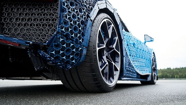 Siêu xe Bugatti Chiron ráp bằng LEGO có thể lăn bánh như xe thật - 4 Phần khung xe được tạo nên từ các mảnh LEGO
