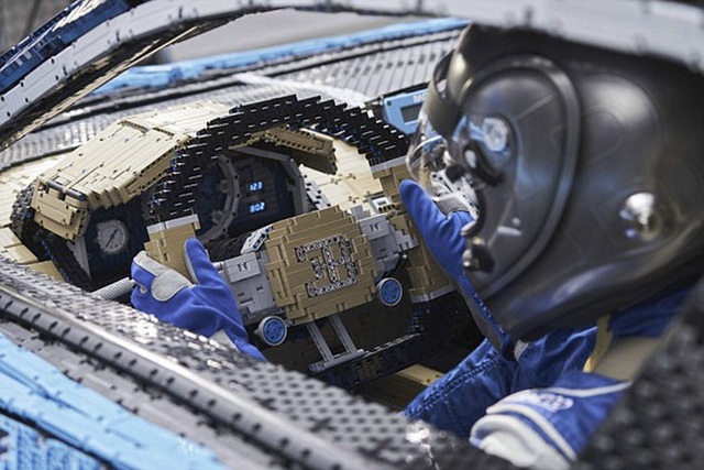 Siêu xe Bugatti Chiron ráp bằng LEGO có thể lăn bánh như xe thật - 5 Tay lái của “siêu xe”