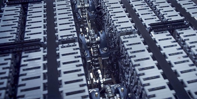 Siêu xe Bugatti Chiron ráp bằng LEGO có thể lăn bánh như xe thật - 8 Động cơ xe cũng được tạo nên từ LEGO