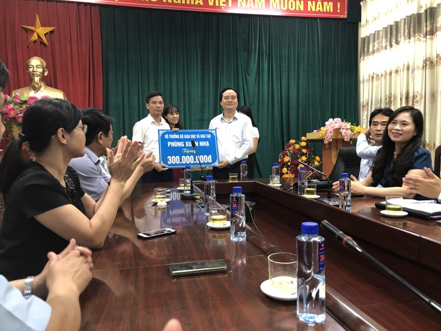 Bộ trưởng Phùng Xuân Nhạ thăm trường Nà Ớt – Sơn La bị lũ tràn qua - 11
Đồng thời, Bộ trưởng tặng 300 triệu đồng tới phòng GD huyện Mai Sơn để ủng hộ các trường bị ảnh hưởng thiệt hại do trận lũ lịch sử vừa qua. Công Đoàn ngành GD Việt Nam cũng tặng 120 triệu đồng tới phòng GD huyện Mai Sơn.