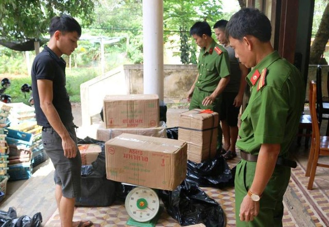 Táo tợn thuê taxi vận chuyển gần 1 tạ thuốc nổ đi tiêu thụ - 2 Hơn 500 kg pháo hoa bị bắt giữ trên đường vận chuyển