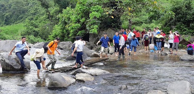 Khởi công công trình phòng học Dân trí thứ 22 tại điểm trường Lũng Kim, Cao Bằng - 3
Nhiều đoạn phải lội qua suối sâu, được bắc tạm cây cầu gỗ cheo leo, trơn trượt. Nhiều thành viên trong đoàn tham gia lễ khởi công đã bị ngã xuống suối do đá rất trơn