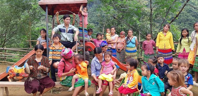 Khởi công công trình phòng học Dân trí thứ 22 tại điểm trường Lũng Kim, Cao Bằng - 6
Phụ huynh và học sinh ở điểm trường Lũng Kim đã có mặt từ sáng sớm để đón đoàn lên tổ chức lễ khởi công