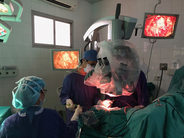 Đang khỏe mạnh, bé trai 11 tuổi bỗng lơ mơ, liệt tay chân sau dấu hiệu buồn nôn - 1 BS Xuân và các đồng nghiệp thực hiện ca phẫu thuật cho bệnh nhân.