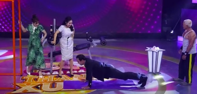 “Cụ ông” 62 tuổi biểu diễn hít đất, đu xà, nâng tạ khiến Quyền Linh “khóc thét” - 4 Quyền Linh hít đất đầy khó khăn.