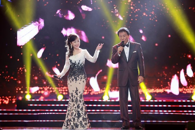 Diva Mỹ Linh tái hiện “Diễm xưa” trên sân khấu gây xúc động - 3
Phần trình diễn của Đại sứ Sugi Ryotaro và nghệ sĩ Godai Natsuko với ca khúc trữ tình “Angel”.
