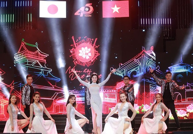 Diva Mỹ Linh tái hiện “Diễm xưa” trên sân khấu gây xúc động - 7 ... và Đông Nhi.