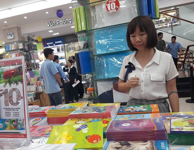 Đồng phục cả bìa bọc sách: Đẹp thì có đẹp... - 3 Nhiều phụ huynh đuối vì chạy theo yêu cầu về đồng phục trong dụng cụ học tập của giáo viên (Ảnh mang tính minh họa)