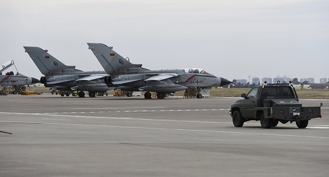 Đức có thể tham gia không kích Syria - 1
Máy bay chiến đấu Tornado của Đức tại một căn cứ ở Incirlik, Thổ Nhĩ Kỳ. (Ảnh: AFP)