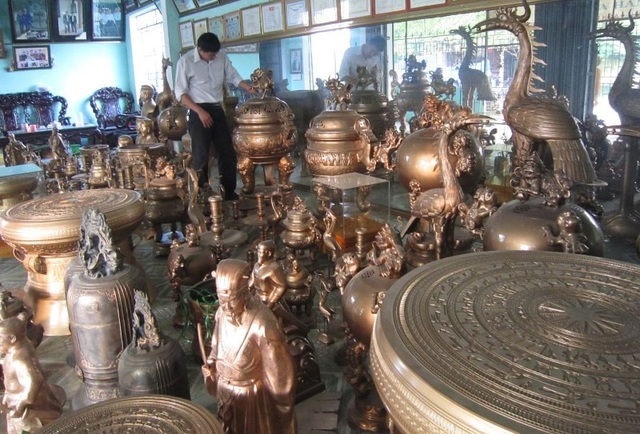 Nghề đúc đồng cổ truyền làng Chè trở thành Di sản văn hóa phi vật thể quốc gia - 3 Qua bàn tay tài hoa của những người làm nghề, hàng năm, nhiều sản phẩm đúc đồng phong phú về hình thức, đa dạng về chủng loại