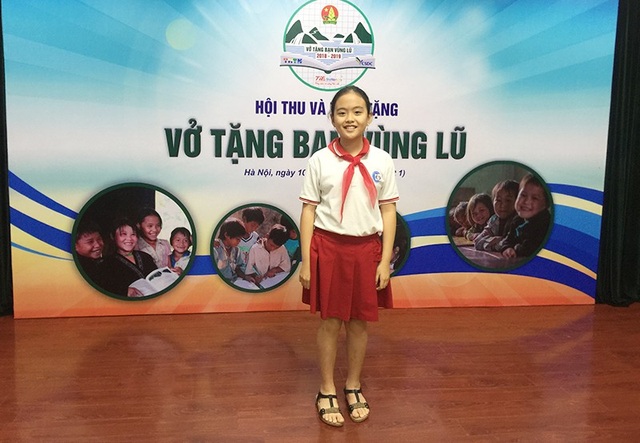 Học sinh tiểu học bán đồ chơi cũ lấy tiền mua vở tặng các bạn vùng lũ - 1 Tô Thanh Mai, học sinh lớp 5 trường Tiểu học Đoàn Thị Điểm (Hà Nội) bán đồ chơi cũ, quần áo cũ để góp tiền mua vở tặng các bạn học sinh vùng lũ.