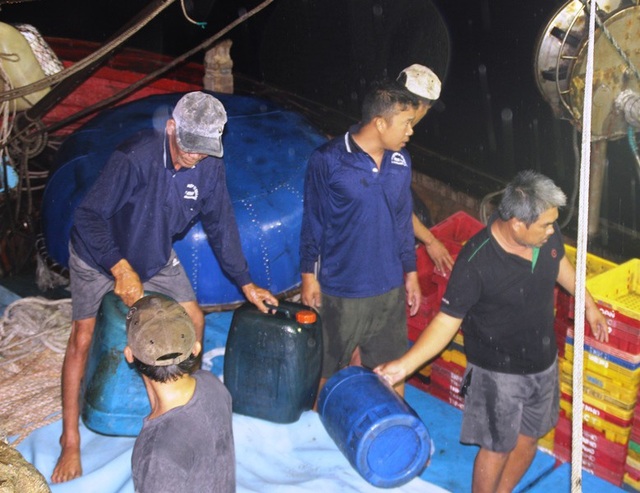 Tàu chìm, 10 ngư dân ôm can nhựa, cây gỗ chờ được cứu - 2 Các ngư dân nhờ ôm những can nhựa mà chờ các tàu bạn đến cứu sống.
