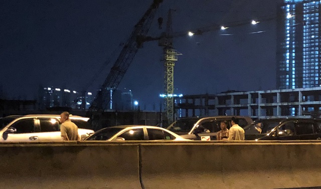 Cao tốc tê liệt sau vụ tai nạn, người dân kéo hành lý tìm đường thoát - 6 Tài xế xuống xe đứng trên đường cao tốc chờ hiện trường giải tỏa.