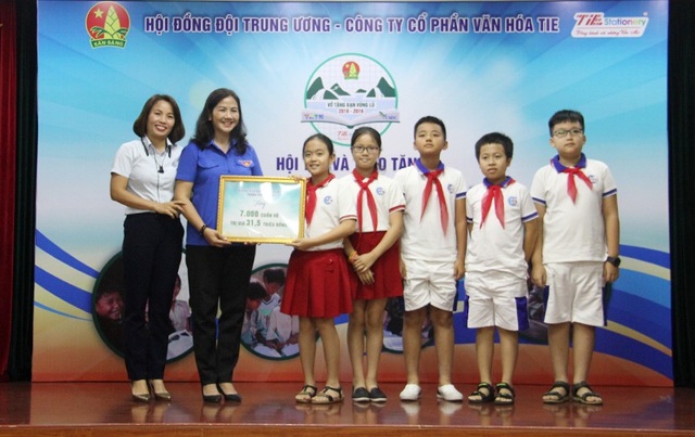 Học sinh tiểu học bán đồ chơi cũ lấy tiền mua vở tặng các bạn vùng lũ - 2 Học sinh các trường và các đơn vị cùng chung tay để mang tới niềm vui năm học mới cho trẻ em vùng lũ