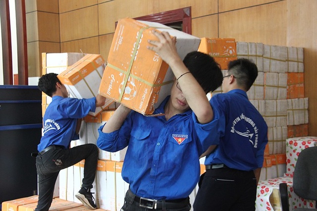 Học sinh tiểu học bán đồ chơi cũ lấy tiền mua vở tặng các bạn vùng lũ - 3 Những tập vở mới đang đến tay trẻ em vùng lũ