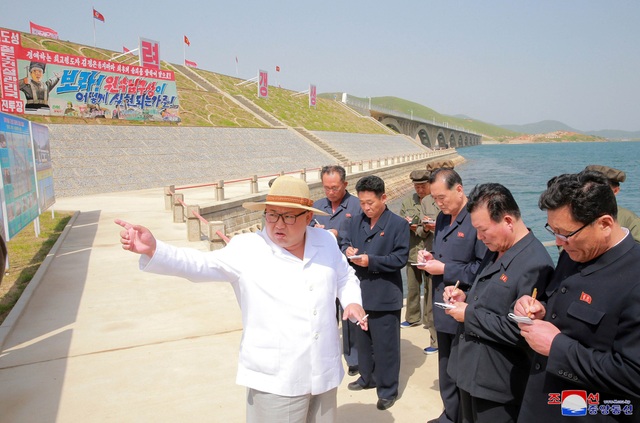 Kinh tế Triều Tiên chuyển mình năng động dưới thời ông Kim Jong-un - 1 Ông Kim Jong-un thị sát một công trình đường tàu tại Triều Tiên hồi tháng 5 (Ảnh: Reuters)