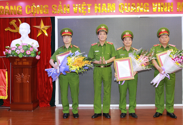 Tướng Đoàn Việt Mạnh giữ chức Cục trưởng Cục Phòng cháy chữa cháy - 1
Tướng Đoàn Việt Mạnh và các lãnh đạo Cục PCCC & CNCH nhận quyết định bổ nhiệm và hoa chúc mừng