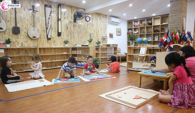 Giáo dục Montessori: Để trẻ tự dẫn đường - 2
Giờ học theo phương pháp Montessori đầy hứng khởi của các bé Trường Mầm non Shining Star.