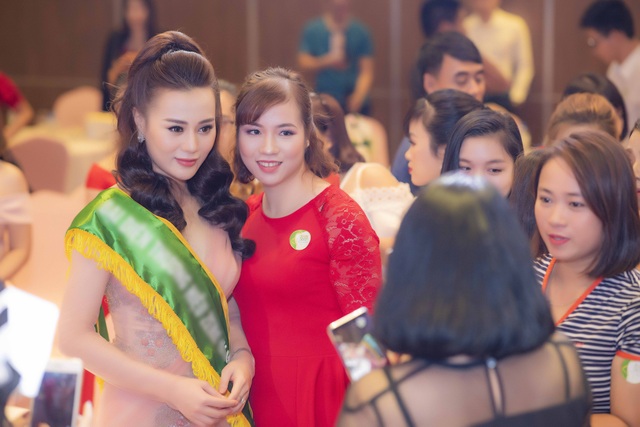 “Quỳnh búp bê” diện đồ bó sát, nóng bỏng không kém gì cảnh trên phim - 7 Người hâm mộ vây quanh xin chụp ảnh với Quỳnh búp bê.