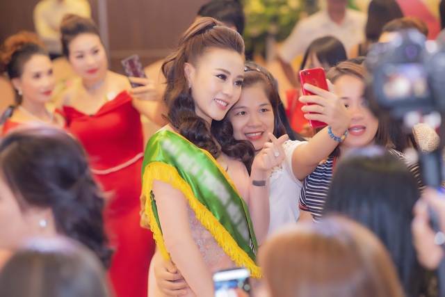 “Quỳnh búp bê” diện đồ bó sát, nóng bỏng không kém gì cảnh trên phim - 6 “Quỳnh búp bê” diện đồ bó sát, nóng bỏng không kém gì cảnh trên phim - 6