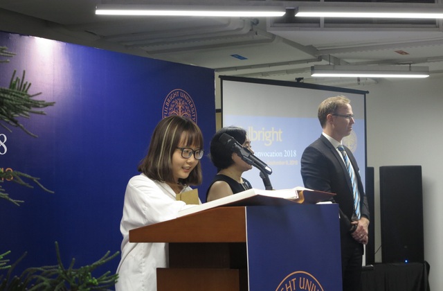 Trường ĐH Fulbright Việt Nam khai giảng khóa đầu tiên - 2 Các sinh viên lần lượt thực hiện nghi thức ký tên xác nhận để khẳng định một chặng đường mới trong hành trình học tập của mình