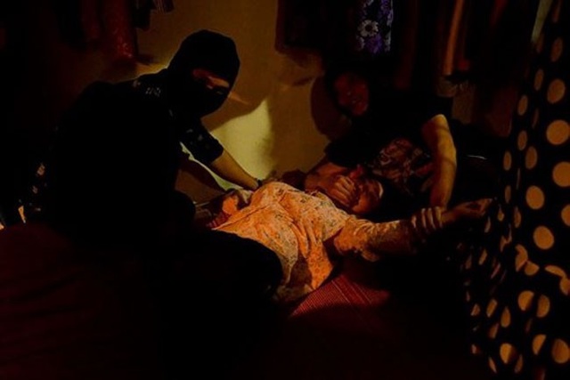 Thanh Hương: “Tôi phát điên khi đóng vai cave trong Quỳnh búp bê” - 3 Cảnh bị cưỡng hiếp tập thể đầy ám ảnh của nữ diễn viên xinh đẹp.