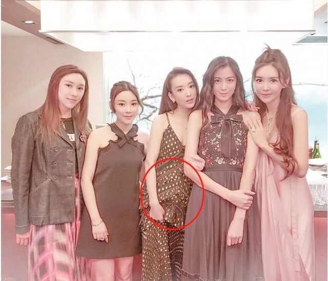 Vợ Quách Phú Thành mang bầu lần hai? - 1
Cuối tuần vừa rồi, Fan Yang - vợ của Quách Phú Thành (thứ ba từ trái sang) tại bữa tiệc sinh nhật một người bạn được đăng tải và thu hút sự quan tâm của cư dân mạng. Vòng hai của người đẹp có phần nảy nở hơn thường lệ khiến fan đồn đoán rằng cô đang mang thai lần hai. Cả Fan Yang và Quách Phú Thành đều không lên tiếng bình luận về thông tin này. Nhưng bức ảnh đã được người bạn của Fan Yang gỡ khỏi mạng xã hội sau đó.