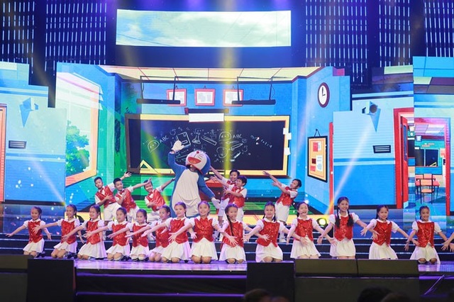 Diva Mỹ Linh tái hiện “Diễm xưa” trên sân khấu gây xúc động - 4 Các em nhỏ trong nhóm thiếu nhi Ngôi Sao Nhỏ thể hiện bài hát nổi tiếng của Nhật Bản “Doreamon no uta”.