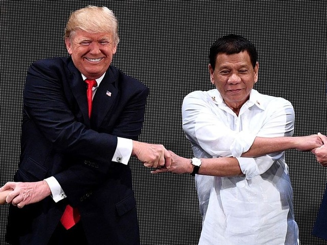 Chiến lược khôn khéo của Tổng thống Philippines trong cuộc chơi với các nước lớn - 2 Tổng thống Donald Trump bắt tay người đồng cấp Philippines Duterte tại hội nghị thượng đỉnh ở Manila (Ảnh: Sky)