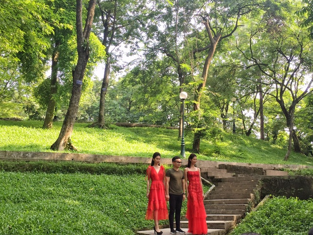 Núi Nùng “triệu đô” giữa lòng Hà Nội trở thành sàn diễn thời trang - 6 NTK Hà Duy thăng hoa cùng sắc đỏ.